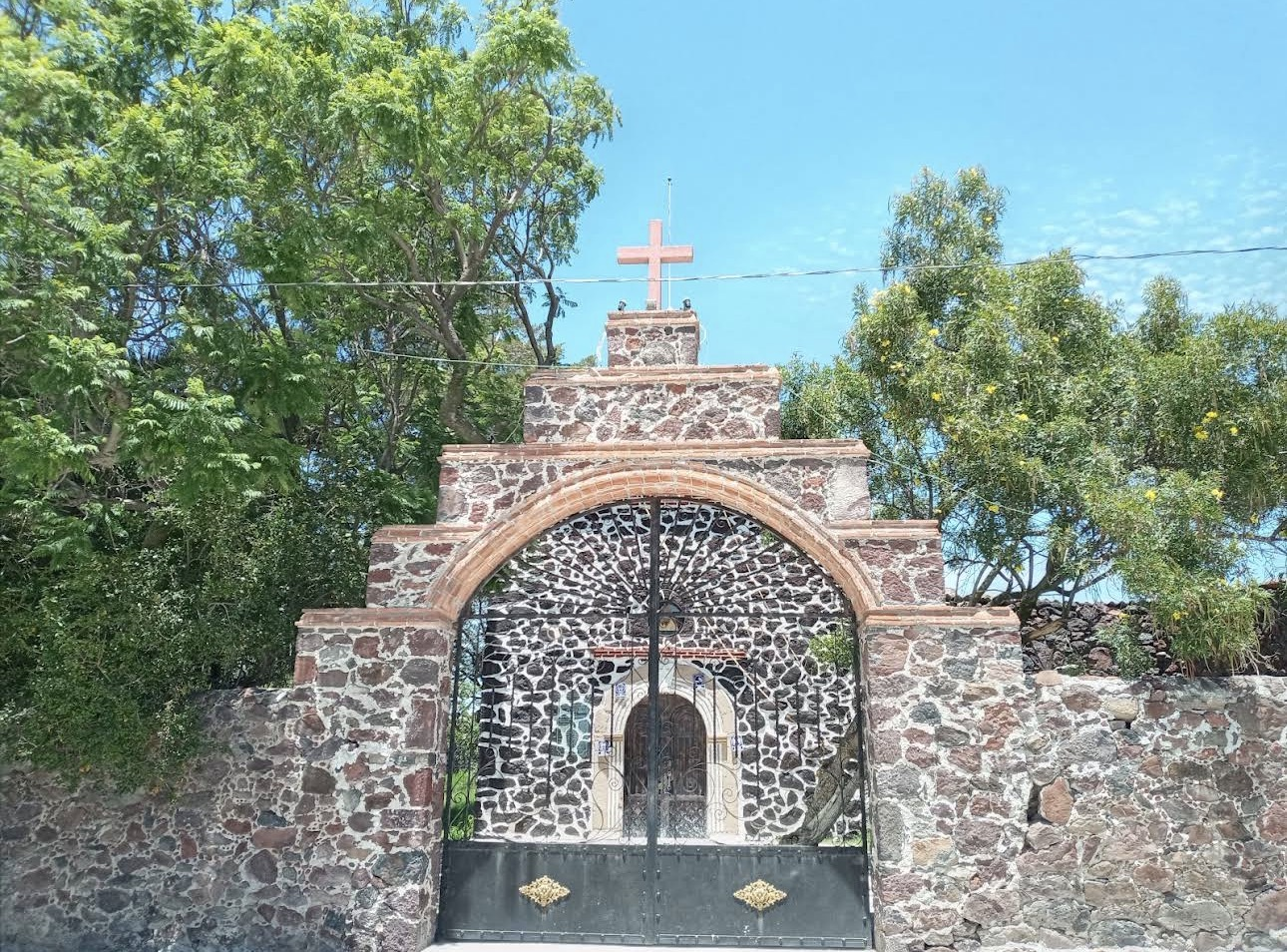 Fachada de la iglesia Santa María Tezompa